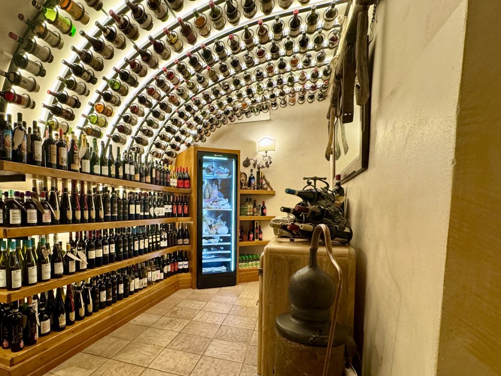 Gäste genießen Wein und lokale Spezialitäten