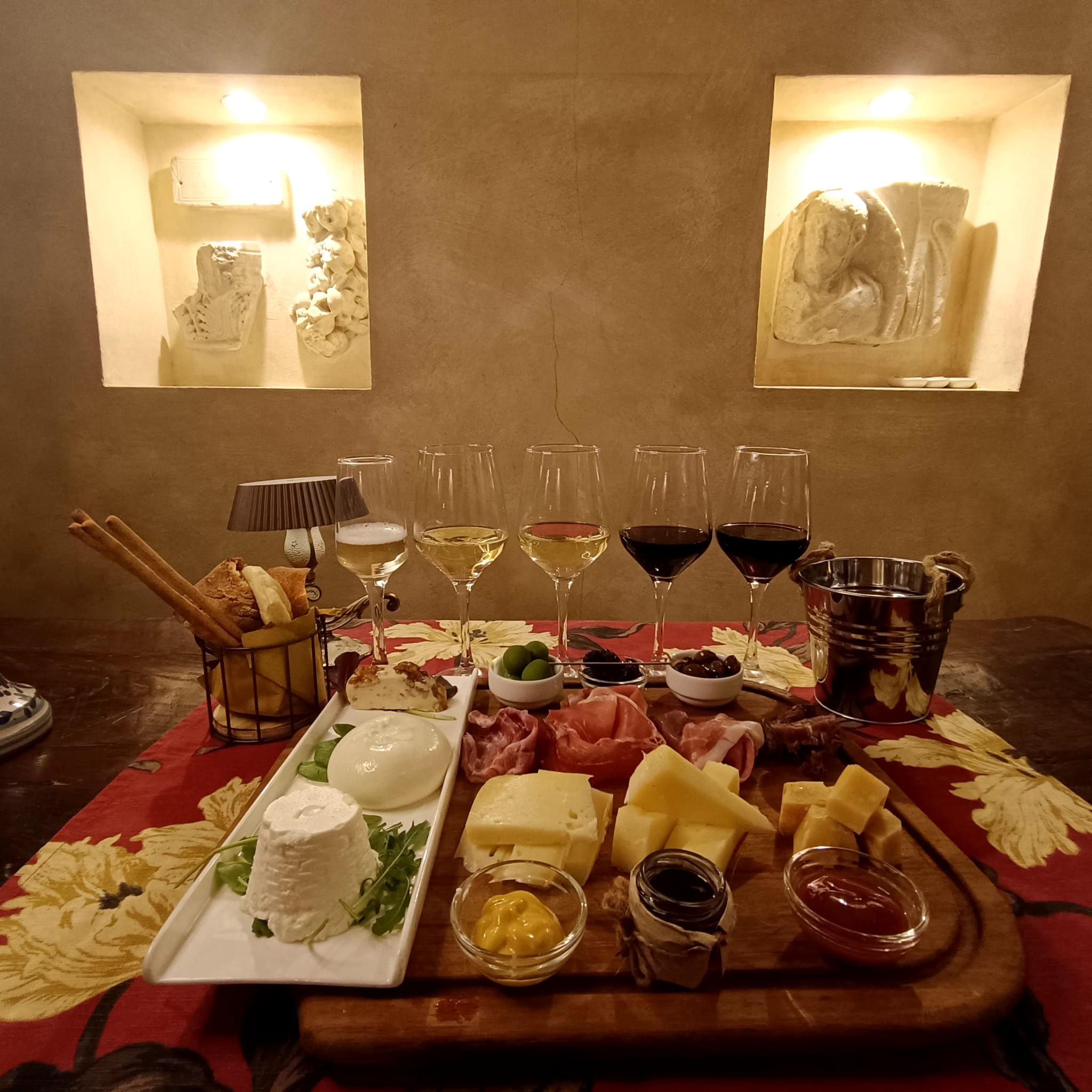 Varios alimentos y vino