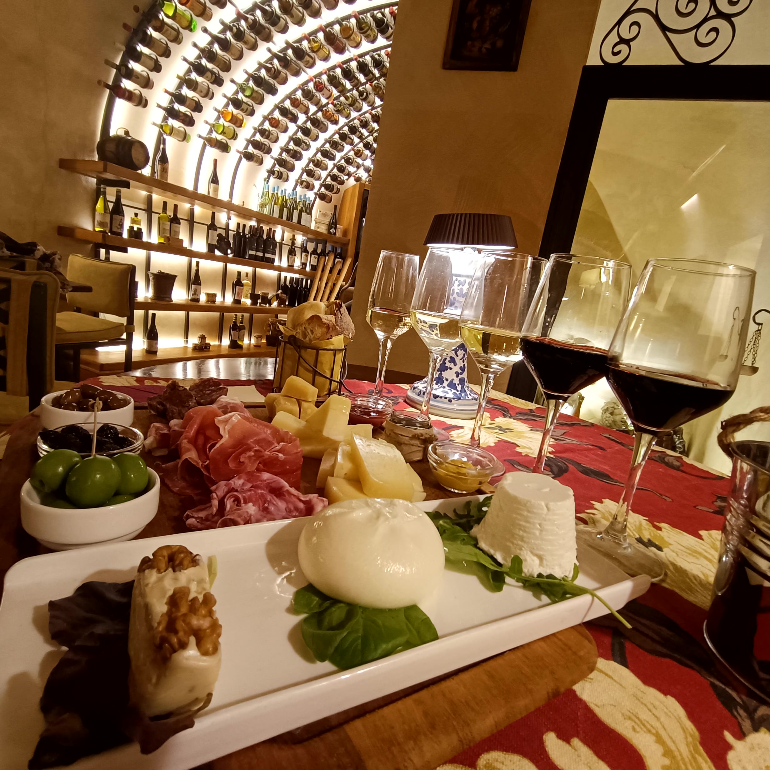 Reparto de comida junto a copas de vino