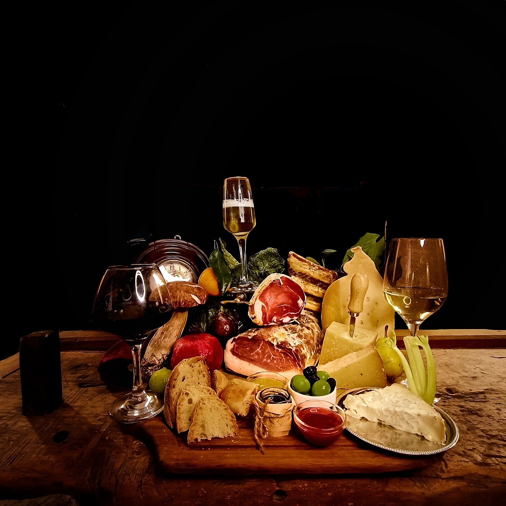 Plato de comida y degustación de vinos