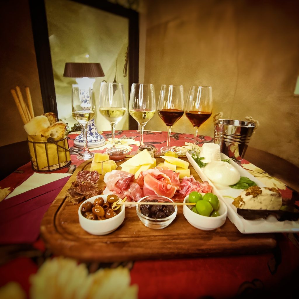 Varios alimentos y botella de vino