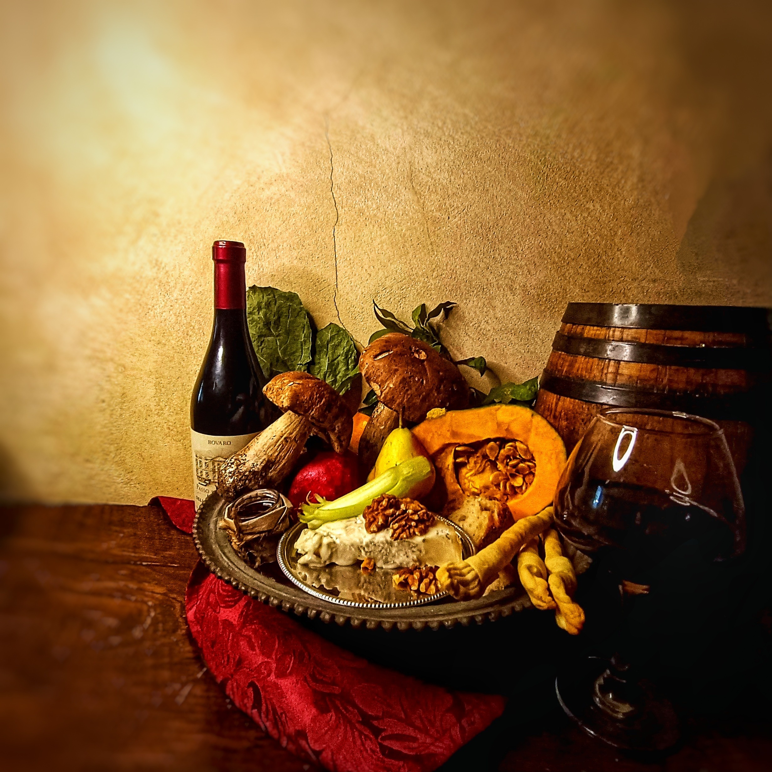 Varios alimentos y botella de vino
