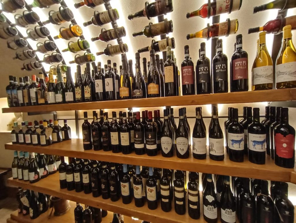Colección de vinos italianos en la bodega de Trastevere