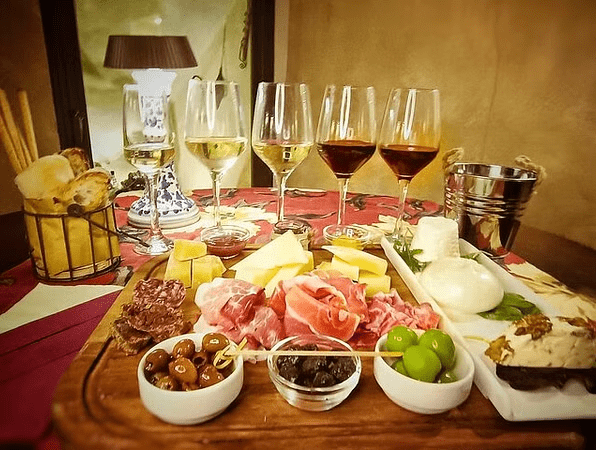 Antipasti Tradicionales Italianos con Vino