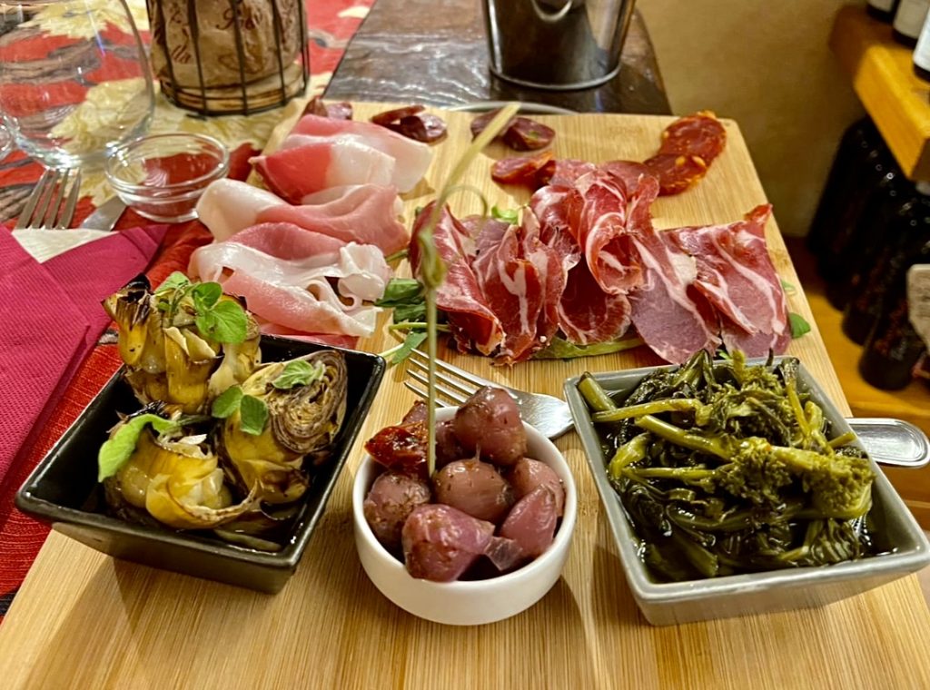 Plato de antipasto italiano salumi e formaggi
